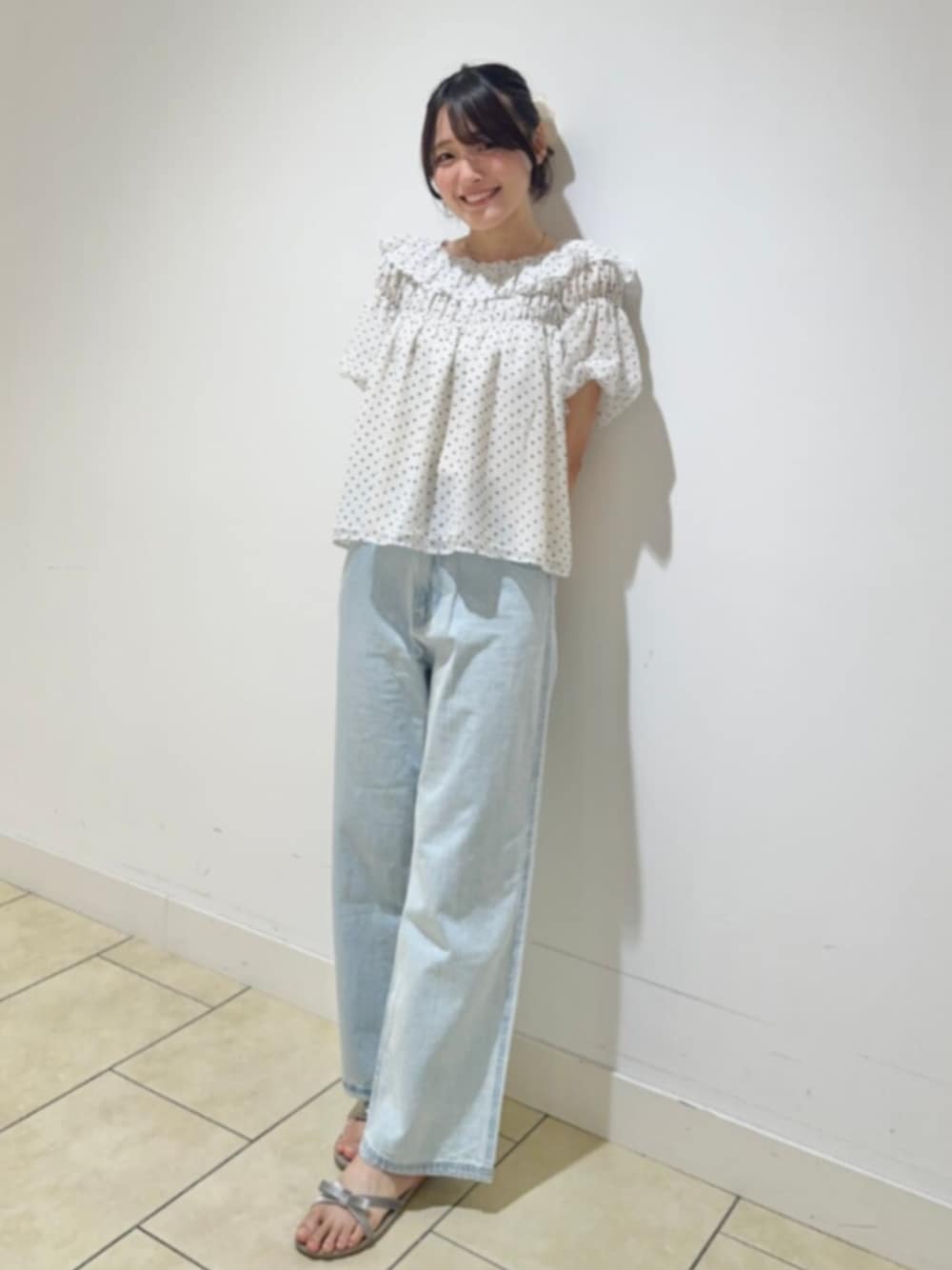 ブルー系のデニムパンツ、ホワイト系のシャツ/ブラウス、シルバー系のサンダルを着用したレディースの夏コーディネートの1枚目の写真