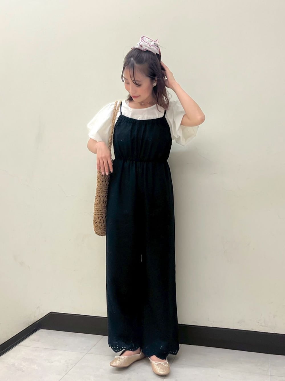 ホワイト系のシャツ/ブラウス、ブラック系のつなぎ/オールインワン、ベージュ系のトートバッグを着用したレディースの夏コーディネートの1枚目の写真