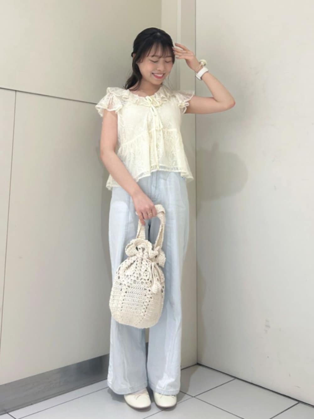 ホワイト系のショルダーバッグ、ブルー系のデニムパンツ、ホワイト系のシャツ/ブラウスを着用したレディースの夏コーディネートの1枚目の写真