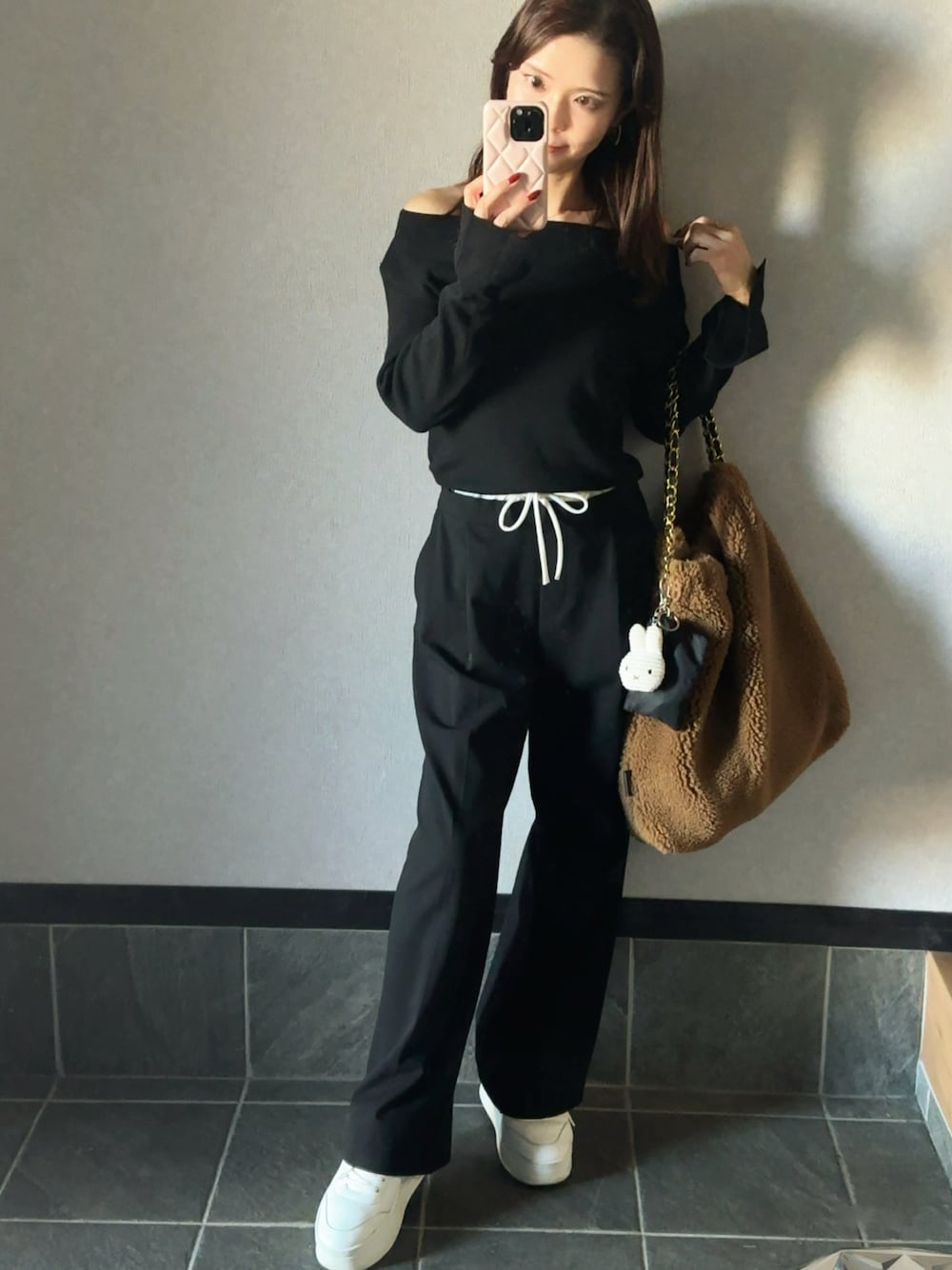 「休日スタイル、ブラックコーデ、ダブルウエスト、ZARA、骨格ウェーブ、もこもこ、スニーカー、オフショル、ニット、オトナカジュアル、シンプルコーデ、モノトーン、プチプラ、秋服コーデ、大人女子」｜「ZARAのアイテム（パンツ、ブラック系）」を使った、さやさん（レディース・158cm）の秋コーディネートの1枚目の写真