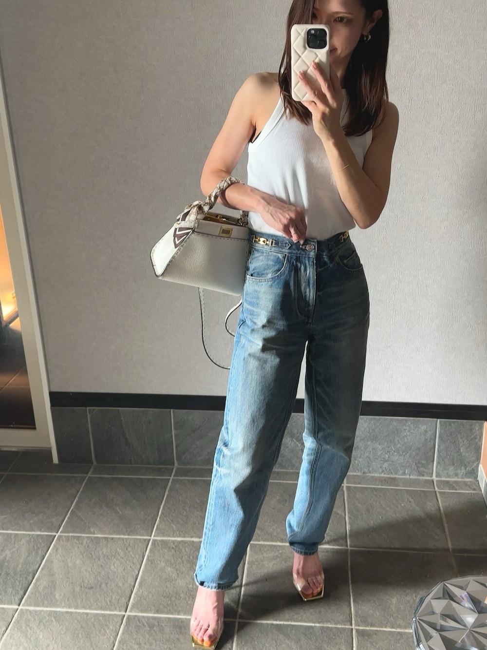 CELINEのデニムパンツを使った人気ファッションコーディネート