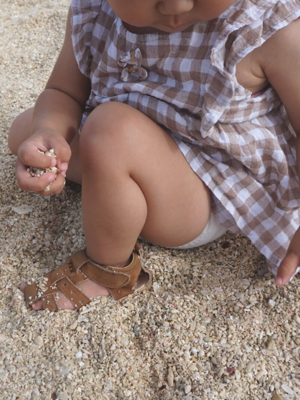 「夏コーデ、1歳11ヶ月、女の子コーデ、女の子ママ、ワンピース、チェックワンピース、着回しコーデ、沖縄、沖縄旅行」｜「しまむらのアイテム（サンダル、ブラウン系）」を使った、Hitomiさん（レディース・168cm）の春コーディネートの1枚目の写真