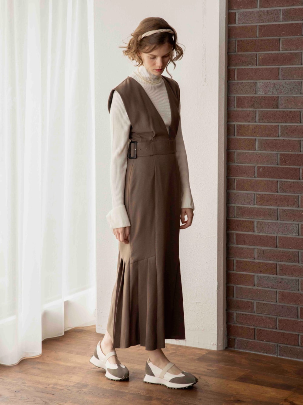 ベージュ系のスニーカーを着用したレディースの秋コーディネートの1枚目の写真