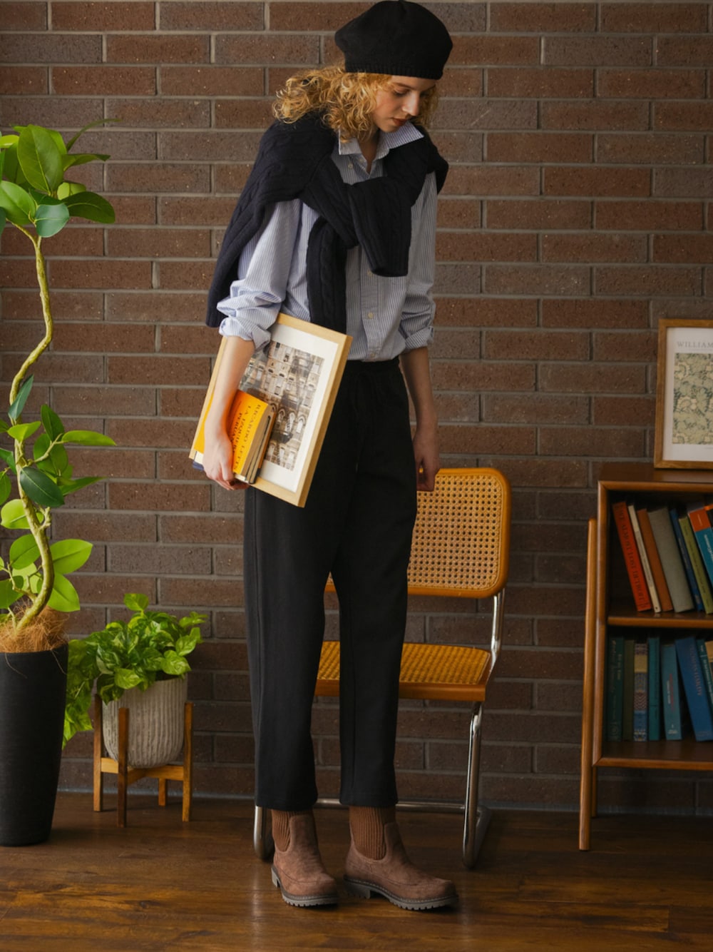 ブラウン系のブーツを着用したレディースの秋コーディネートの1枚目の写真