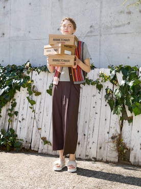 「Minnetonka（ミネトンカ）のMINNETONKA（ミネトンカ） /パファーサンダル 26M04（サンダル、ベージュ系）」を使った、MINNETONKAONLINESHOPさん（レディース・160cm）の春コーディネート