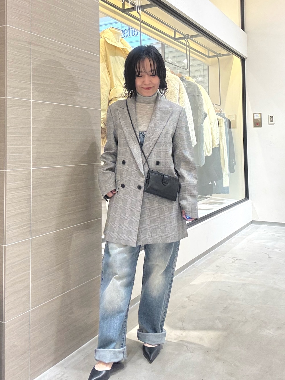 ブラック系のパンプス、ブルー系のつなぎ/オールインワン、ブラック系のショルダーバッグを着用したレディースの秋コーディネートの1枚目の写真