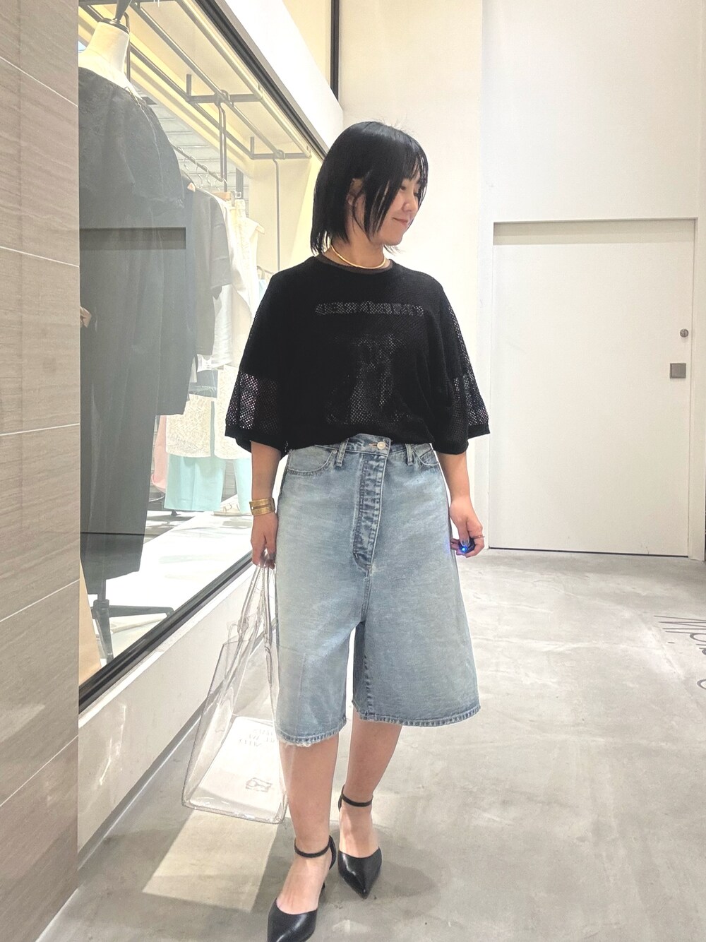 「デニム、デニムパンツ、デニムコーデ、Tシャツ、ロゴT、重ね着、大人カジュアル、大人コーデ、大人女子、40代ファッション、40代」｜「Whim Gazetteの【GEMINI】プリントTEE（Tシャツ/カットソー、ブラウン系）」を使った、take3momさん（骨格ストレート・レディース・149cm）の夏コーディネートの1枚目の写真