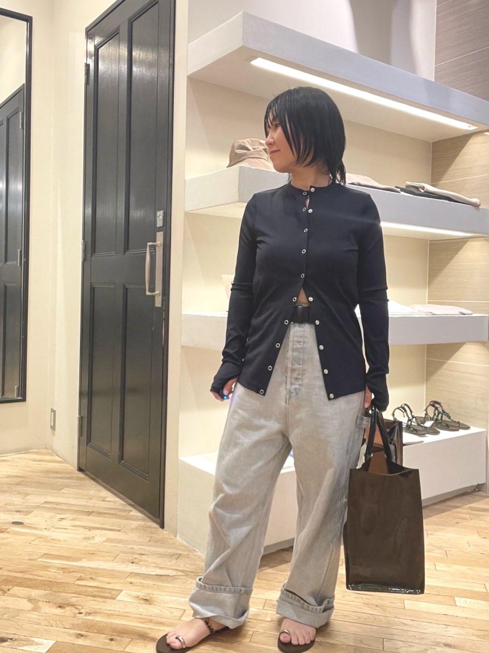 「スイムウェア、水着、水着コーデ、水着スタイル、デニム、デニムパンツ、デニムコーデ、40代ファッション、40代、40代女性、40代コーデ」｜「Whim Gazetteの＜水着＞ラッシュガードカーディガン（ラッシュガード、ブラック系）」を使った、take3momさん（骨格ストレート・レディース・149cm）の春コーディネートの1枚目の写真