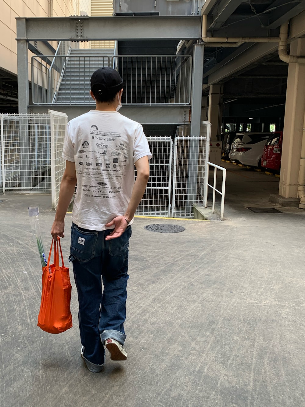 ブラック系のスニーカーを着用したメンズの夏コーディネートの1枚目の写真