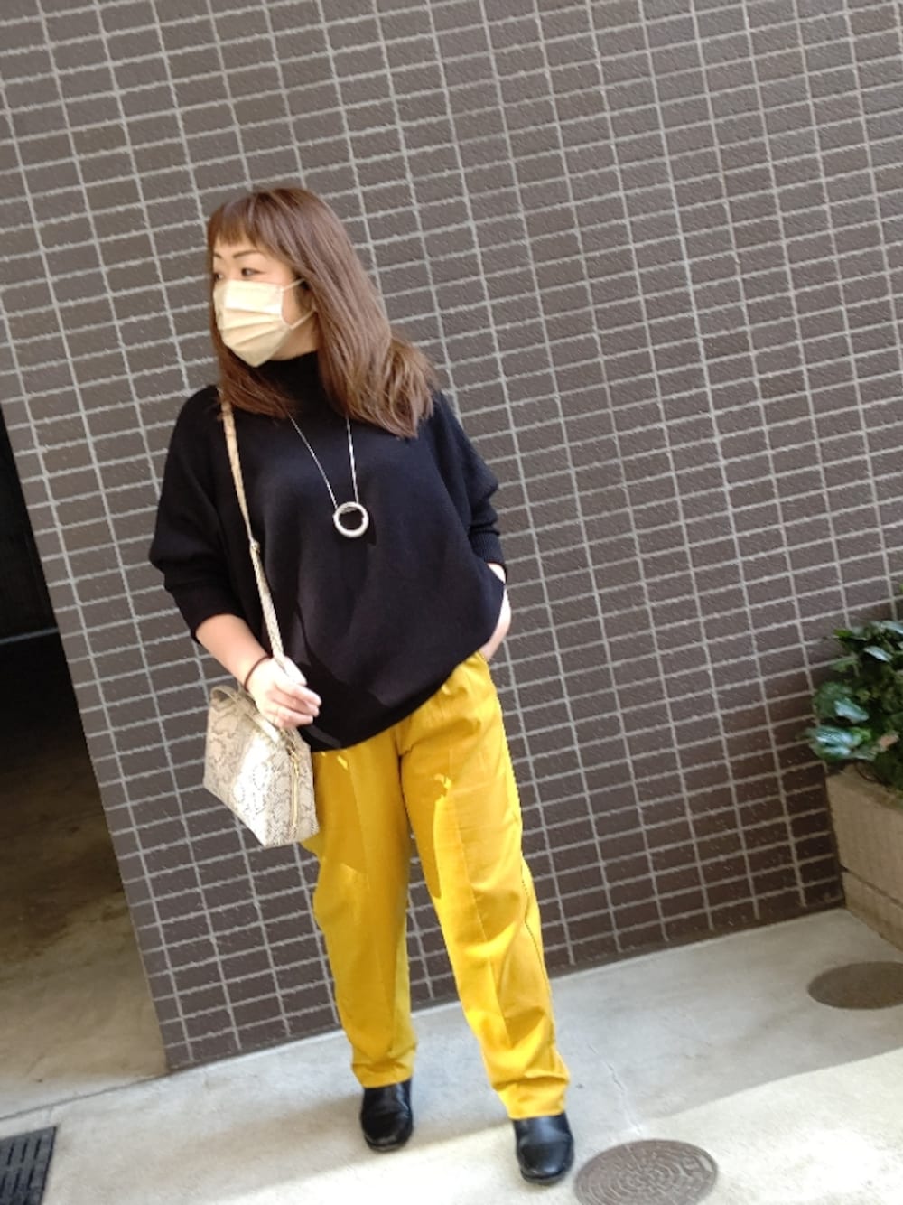 「coca、cocaコーデ、秋コーデ、休日スタイル、大人カジュアル、ブラック×イエロー、ニット/セーター、華奢見え、モモンガ、もちもちニット、リラックススタイル、低身長女子、プチプラコーデ、ママコーデ、イエロー」｜「coca（coca）の定番テーパードパンツ（その他パンツ、イエロー系）」を使った、mineさん（レディース・152cm）の秋コーディネートの1枚目の写真