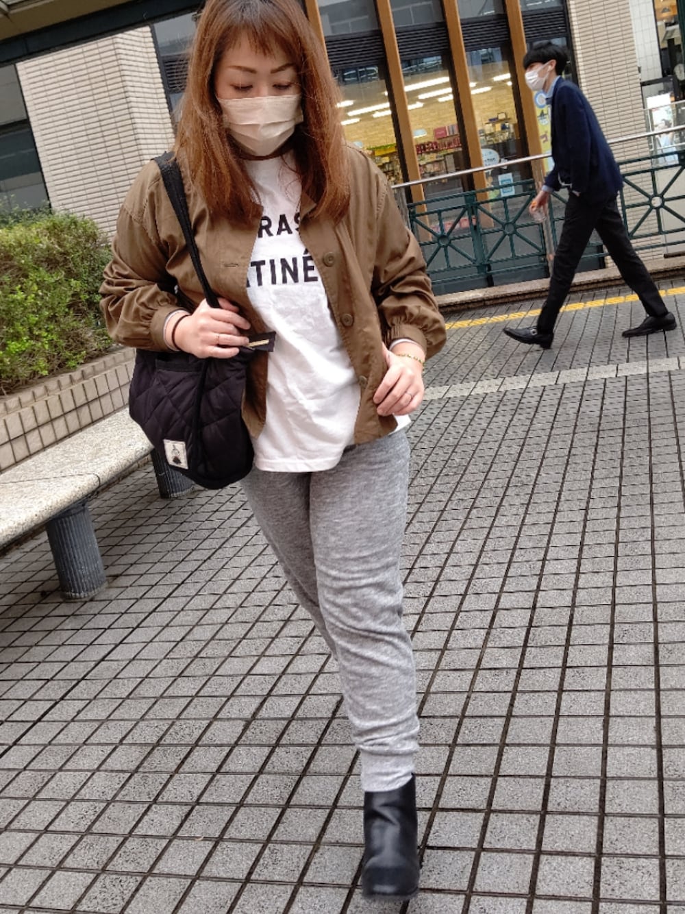「GU、羽織り、だから秋服が好き、大人カジュアル、休日スタイル、秋色、秋のコーデ、低身長コーデ、休日コーデ、スウェット、スウェットパンツ、coca、cocaコーデ、しまむら、プチプラ」｜「しまむらのアイテム（スウェットパンツ、グレー系）」を使った、mineさん（レディース・152cm）の秋コーディネートの1枚目の写真