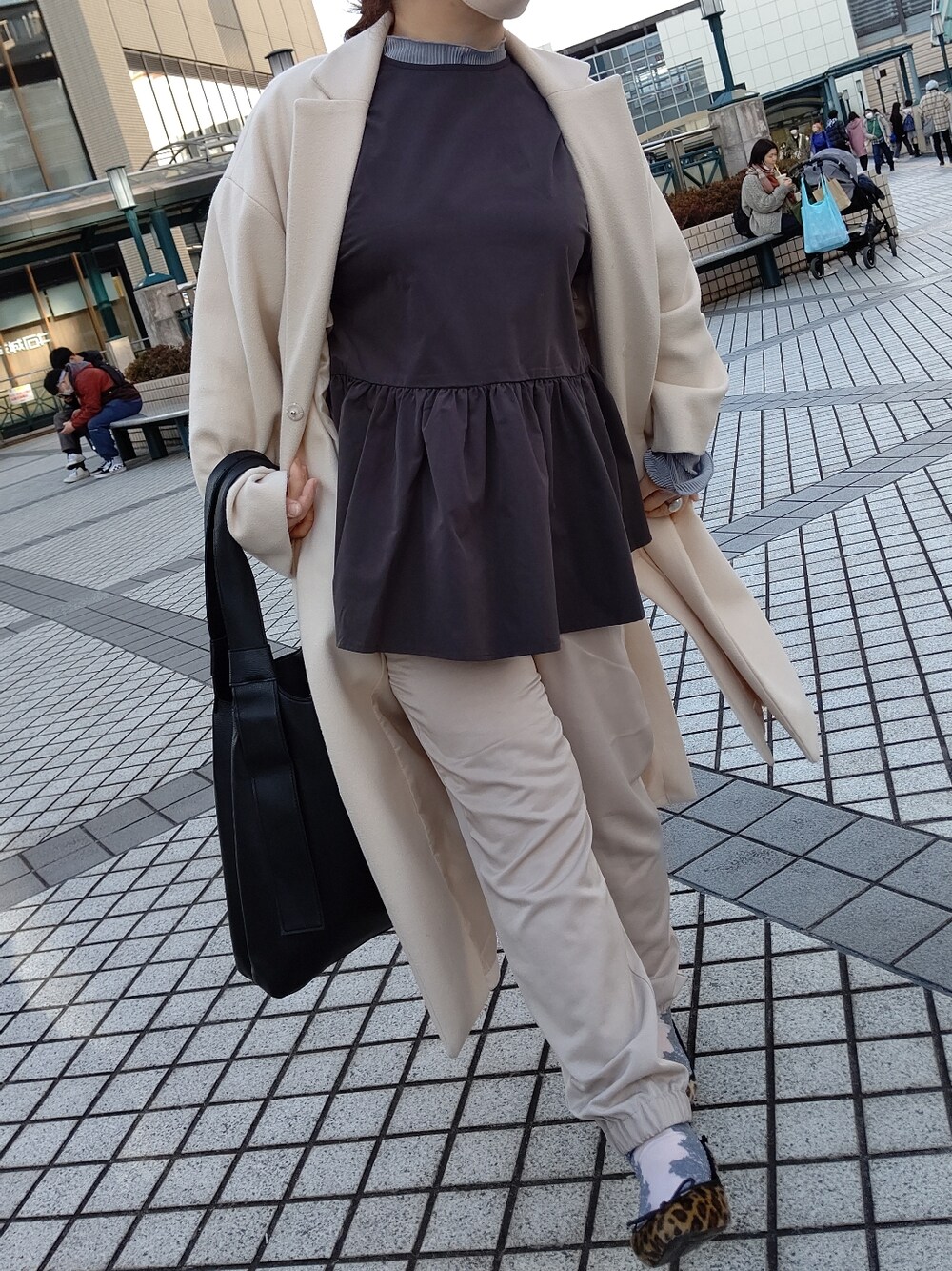 グレー系のシャツ/ブラウス、グレー系のTシャツ/カットソー、ベージュ系のその他パンツを着用したレディースの冬コーディネートの2枚目の写真