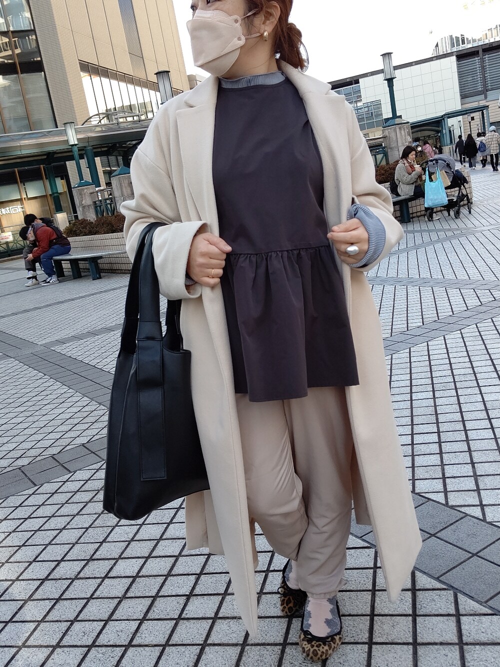 グレー系のシャツ/ブラウス、グレー系のTシャツ/カットソー、ベージュ系のその他パンツを着用したレディースの冬コーディネートの3枚目の写真