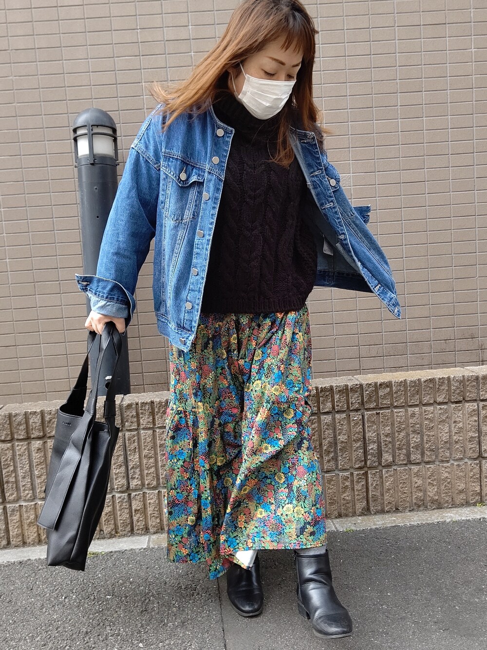 ブラック系のベスト、その他のワンピース、ブルー系のデニムジャケットを着用したレディースの冬コーディネートの3枚目の写真