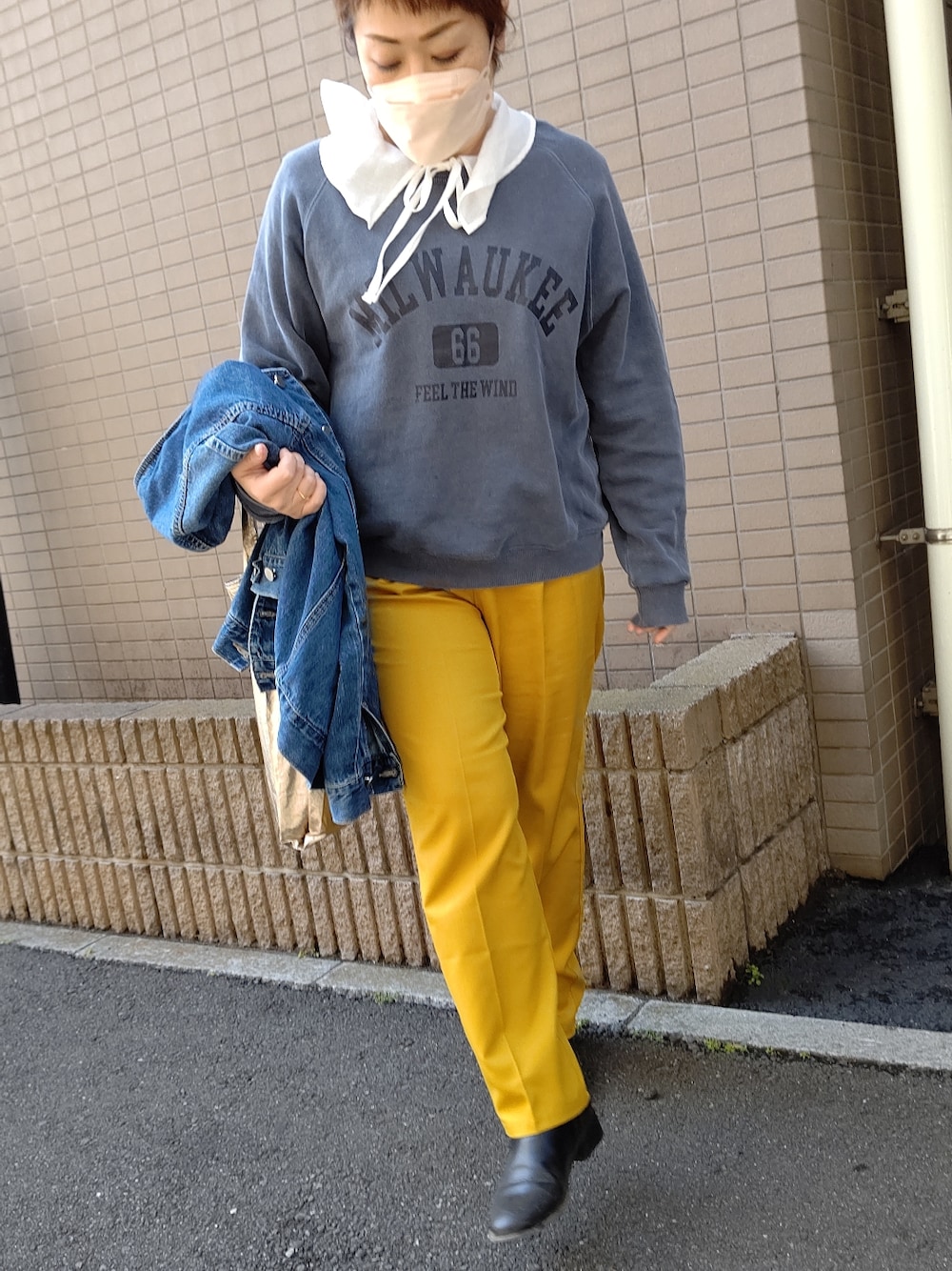 ブルー系のデニムジャケット、ブルー系のスウェット、イエロー系のその他パンツを着用したレディースの冬コーディネートの2枚目の写真