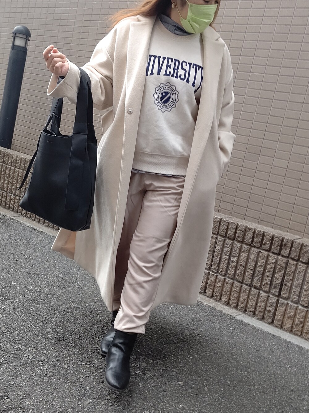 グレー系のTシャツ/カットソー、ブラック系のバッグ、ブラック系のブーツを着用したレディースの冬コーディネートの2枚目の写真