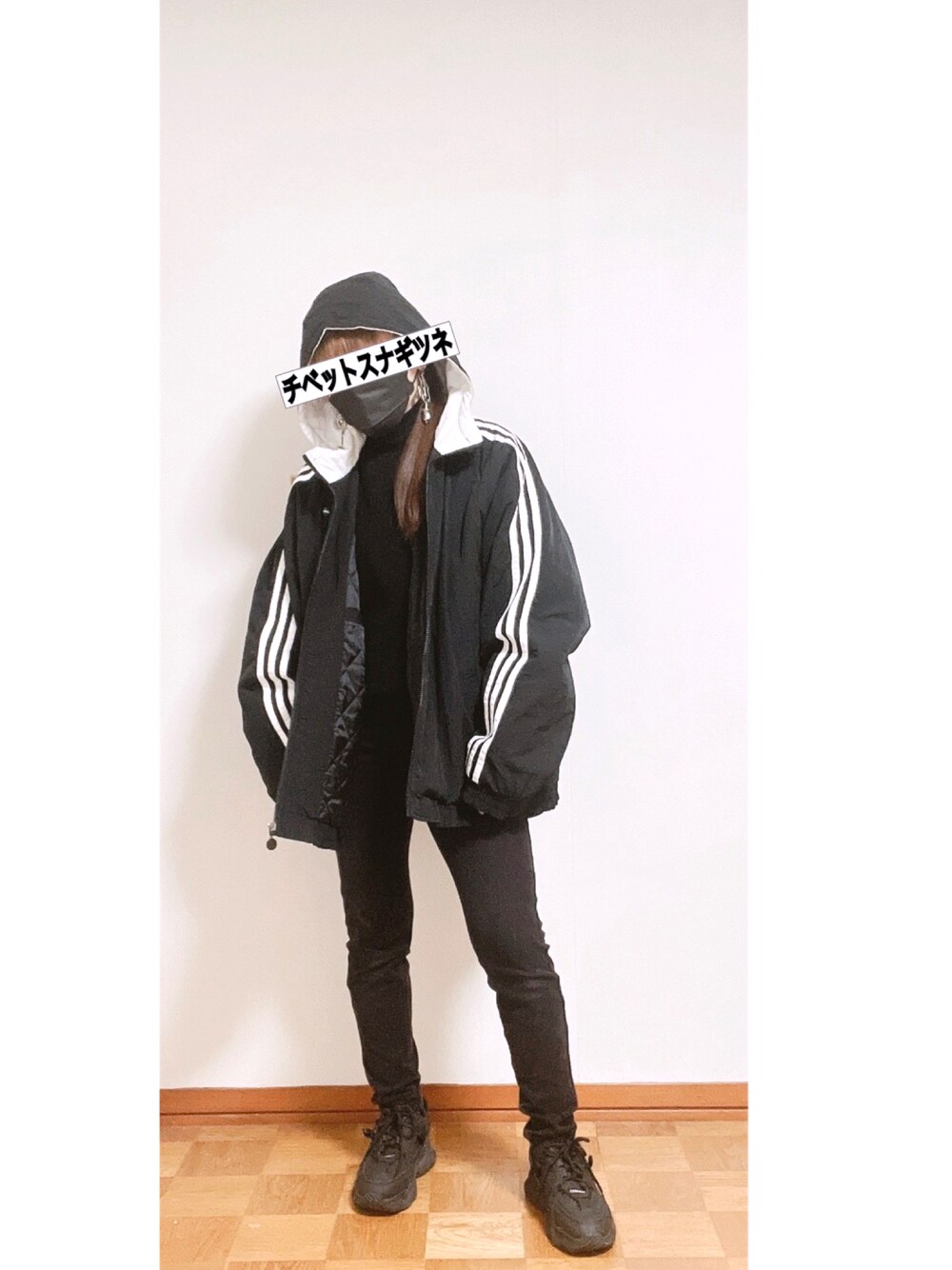 「WEARハロウィン2022、adidas、秋のコーデ、3本ライン、古着、古着コーデ、パンツコーデ、ゆるコーデ、スニーカーコーデ、カジュアル、ハイネックニット、モノトーン、ブラック」｜「UNIQLOのアイテム（パンツ、ブラック系）」を使った、チベット砂ぎつねさん（レディース・153cm）の秋コーディネートの1枚目の写真