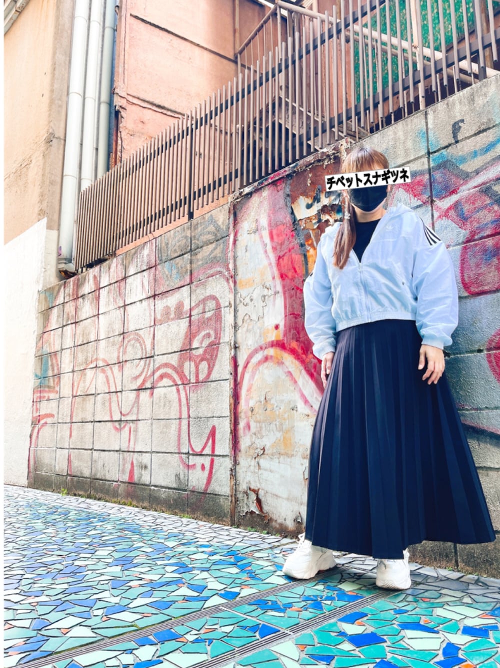 「春服、カジュアルコーデ、ラフコーデ、モノトーン、白スニーカー、プリーツスカート、ナイロンジャケット、ナイロンパーカー、adidas、スポーツミックス、春服デビュー宣言」｜「PAGEBOYのSETUPプリーツスカート（スカート、ブラック系）」を使った、チベット砂ぎつねさん（レディース・153cm）の春コーディネートの1枚目の写真
