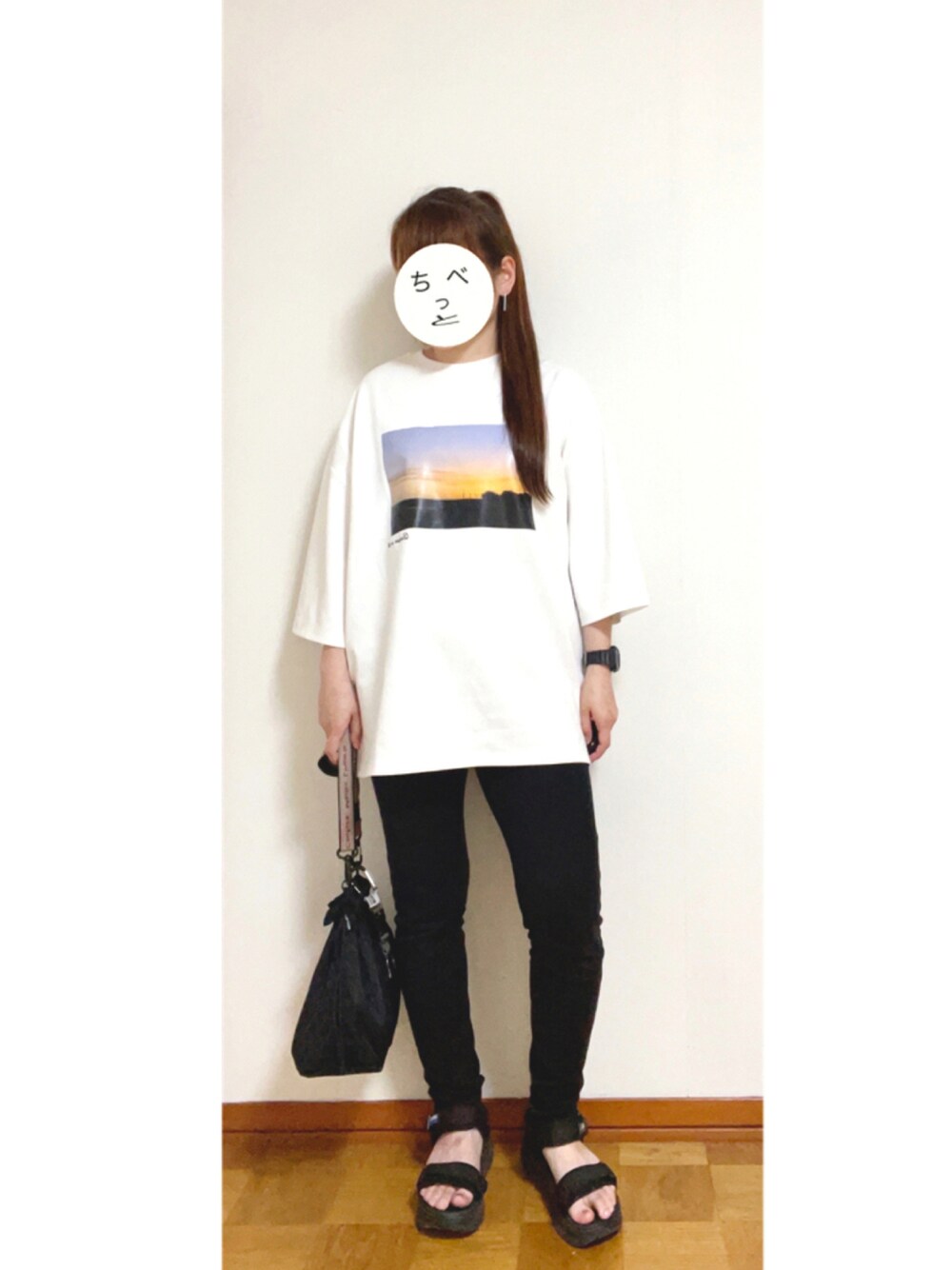 「哀愁プリントTシャツ、ほしのディスコ、カジュアル、夏コーデ、Tシャツ、パンツスタイル、シンプルコーデ」｜「RAGEBLUEの＜THEATRE PRODUCTS＞別注巾着/ショルダーバッグ（バッグ、ブラック系）」を使った、チベット砂ぎつねさん（レディース・153cm）の夏コーディネートの1枚目の写真