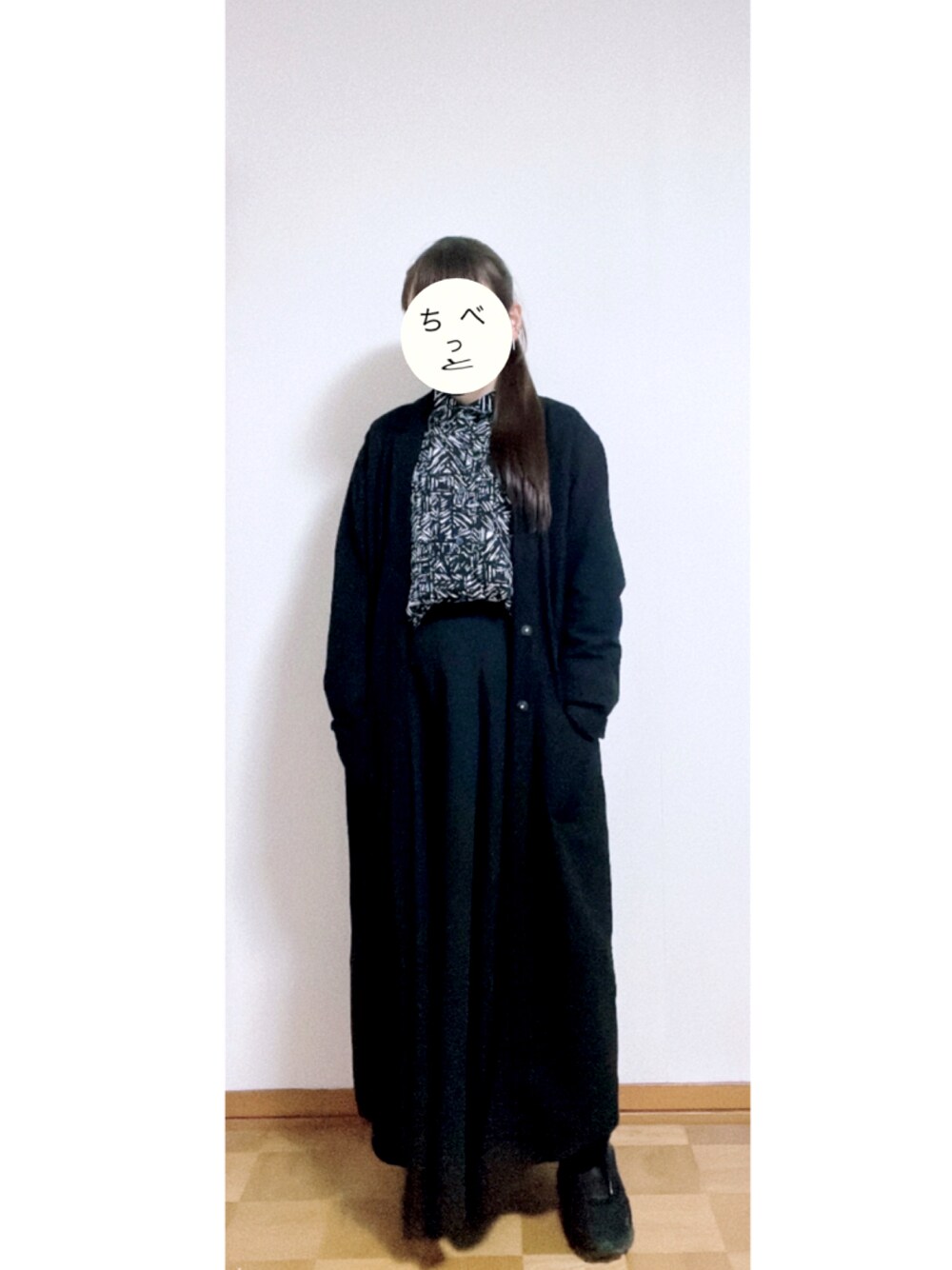 「ブラックコーデ、柄シャツ、ロングスカート、スニーカー」｜「niko and...の[速乾・イージーケア]バティック幾何学柄シャツ（シャツ/ブラウス、ブラック系）」を使った、チベット砂ぎつねさん（レディース・153cm）の春コーディネートの1枚目の写真
