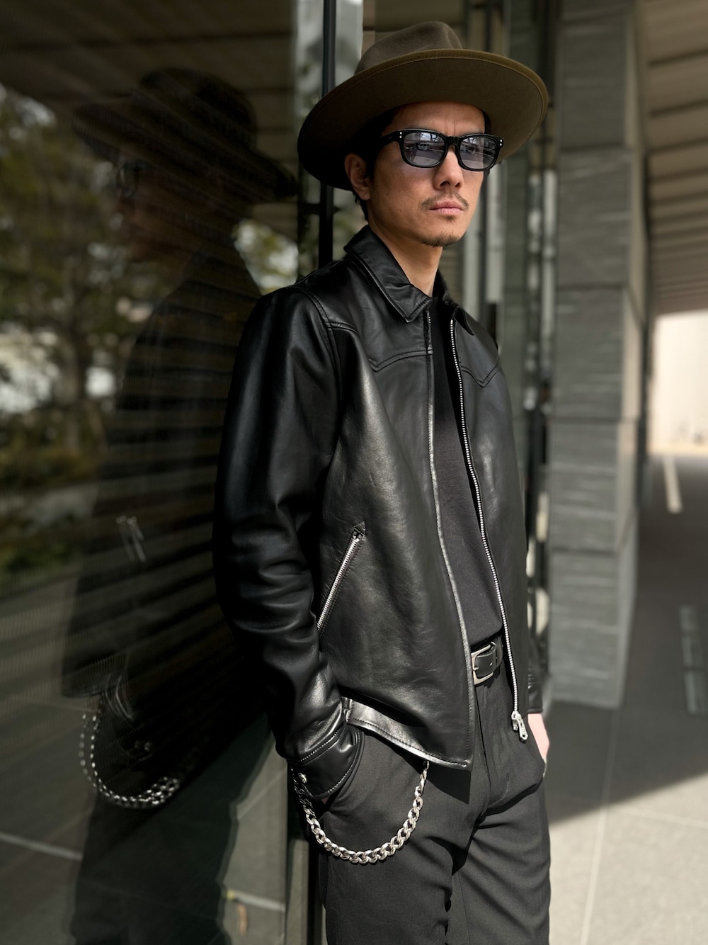 「crimie、クライミー、オトナカジュアル、カジュアル、きれいめカジュアル、今日のコーデ、リラックススタイル、ootd、レザージャケット、ライダース、タックイン、スラックス」｜「CRIMIEのANTELOPE HAT（ハット、グリーン系）」を使った、TANAKA (GARDEN CREW)さん（メンズ・173cm）の春コーディネートの1枚目の写真