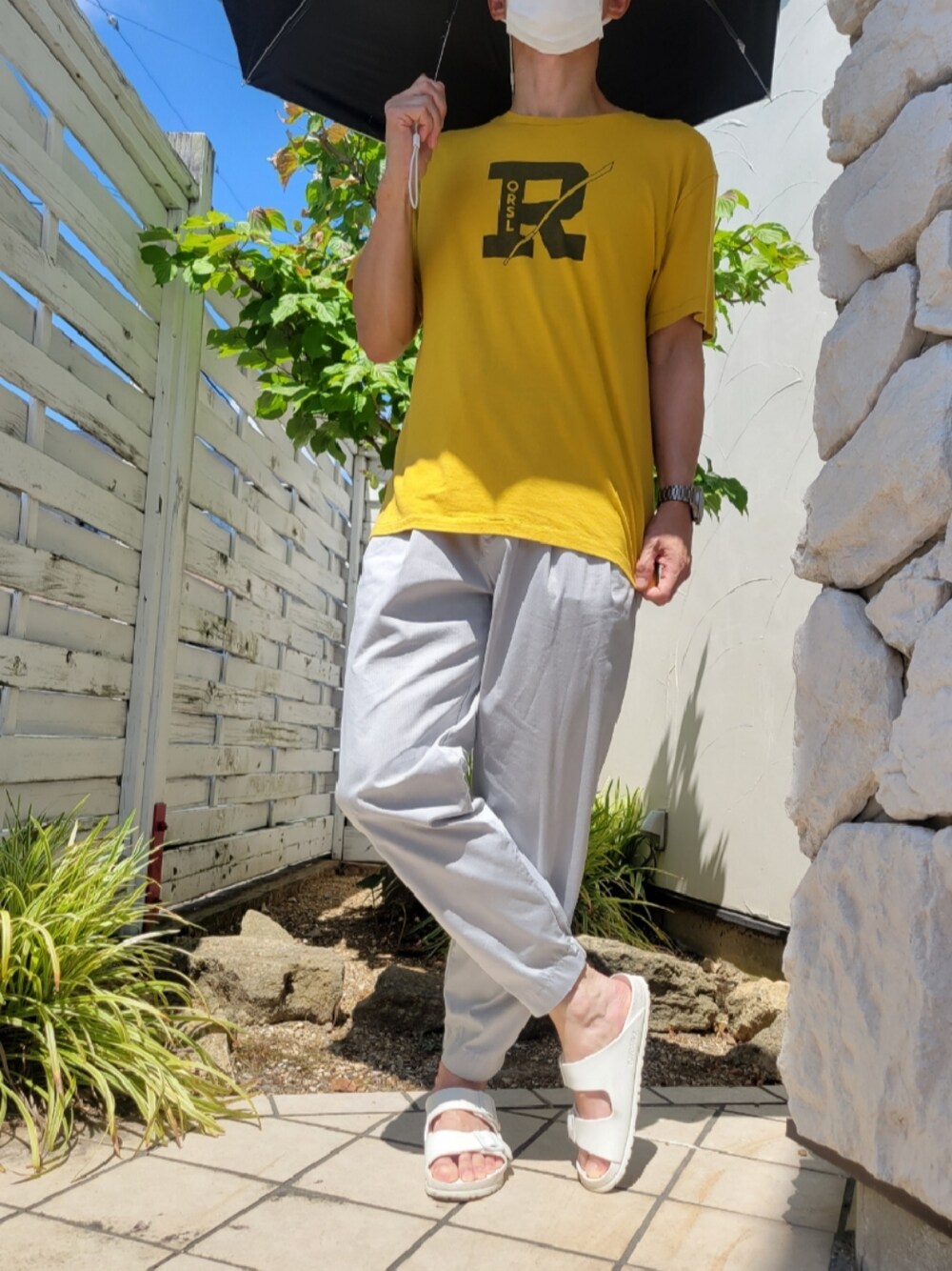 イエロー系のTシャツ/カットソー、シルバー系のその他パンツ、ホワイト系のサンダルを着用したメンズの夏コーディネートの1枚目の写真