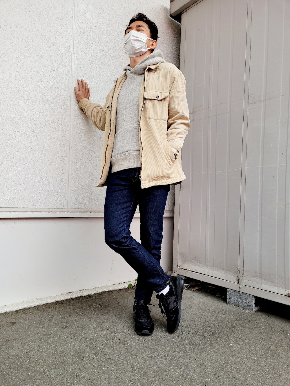ベージュ系のその他アウター、グレー系のパーカー、ブルー系のデニムパンツを着用したメンズの冬コーディネートの2枚目の写真