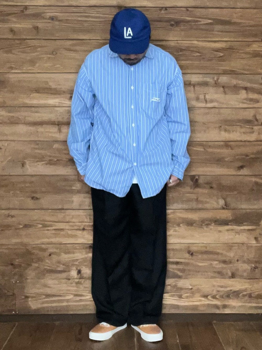 ブルー系のスリッポン、ブルー系のシャツ/ブラウス、ブルー系のキャップを着用したメンズの春コーディネートの1枚目の写真