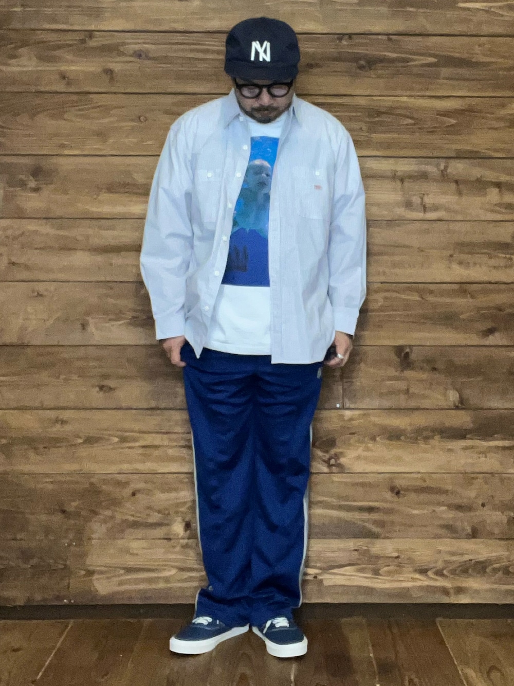 ブルー系のその他パンツ、ブラック系のスニーカー、ブルー系のキャップを着用したメンズの夏コーディネートの1枚目の写真