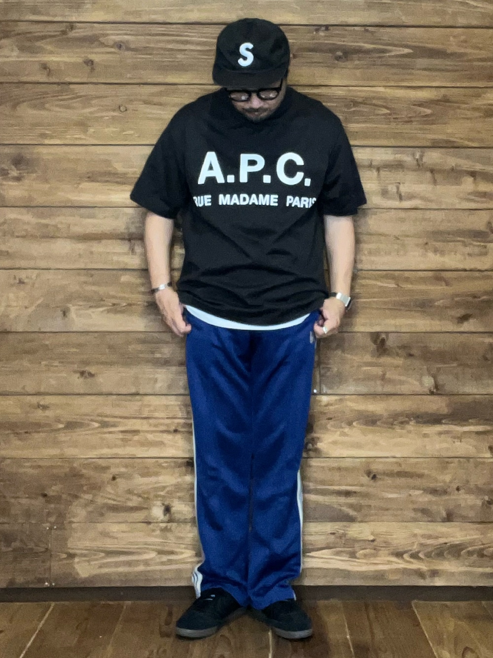 「夏コーデ、ジャージーパンツ、リラックススタイル、オトナカジュアル」｜「NeedlesのTrack Pant - Poly Smooth（パンツ、ブルー系）」を使った、ISOPさん（メンズ・170cm）の夏コーディネートの1枚目の写真