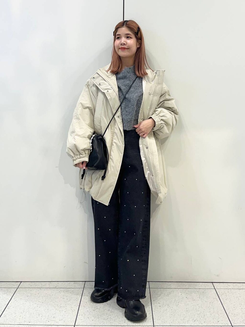 「着痩せ・細見え、差し色コーデ、ブーツ、ヘアアクセサリー、LOWRYS FARM、ローリーズスタイル_LOWRYS FARM、公認インフルエンサー_LOWRYS FARM、大人女子カジュアル_LOWRYS FARM、コート、デニムパンツ、ショルダーバッグ」｜「LOWRYS FARMのステンレス＊１Ｐリング　273238（リング、ゴールド系）」を使った、aiさん（レディース・162cm）の冬コーディネートの1枚目の写真