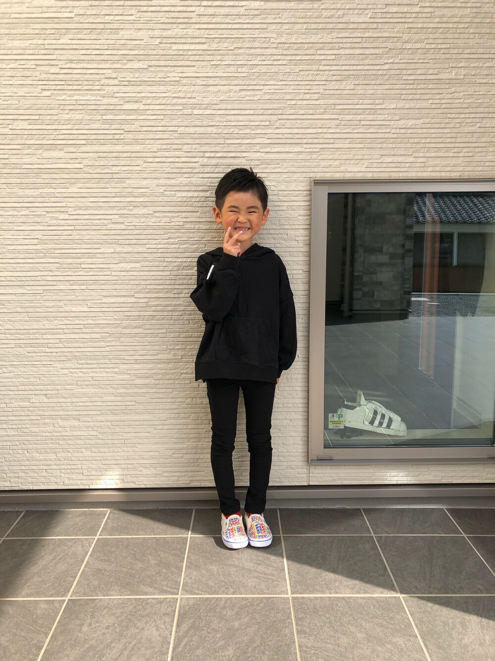 「VANS、カジュアル、シンプル、パーカー、男の子コーデ、秋冬コーデ、キッズファッション」｜「JUNK STOREのWEB限定 ゆったりシルエットかぶりパーカー（パーカー、ブラック系）」を使った、みなむしこさん（キッズ・110cm）の秋コーディネートの1枚目の写真