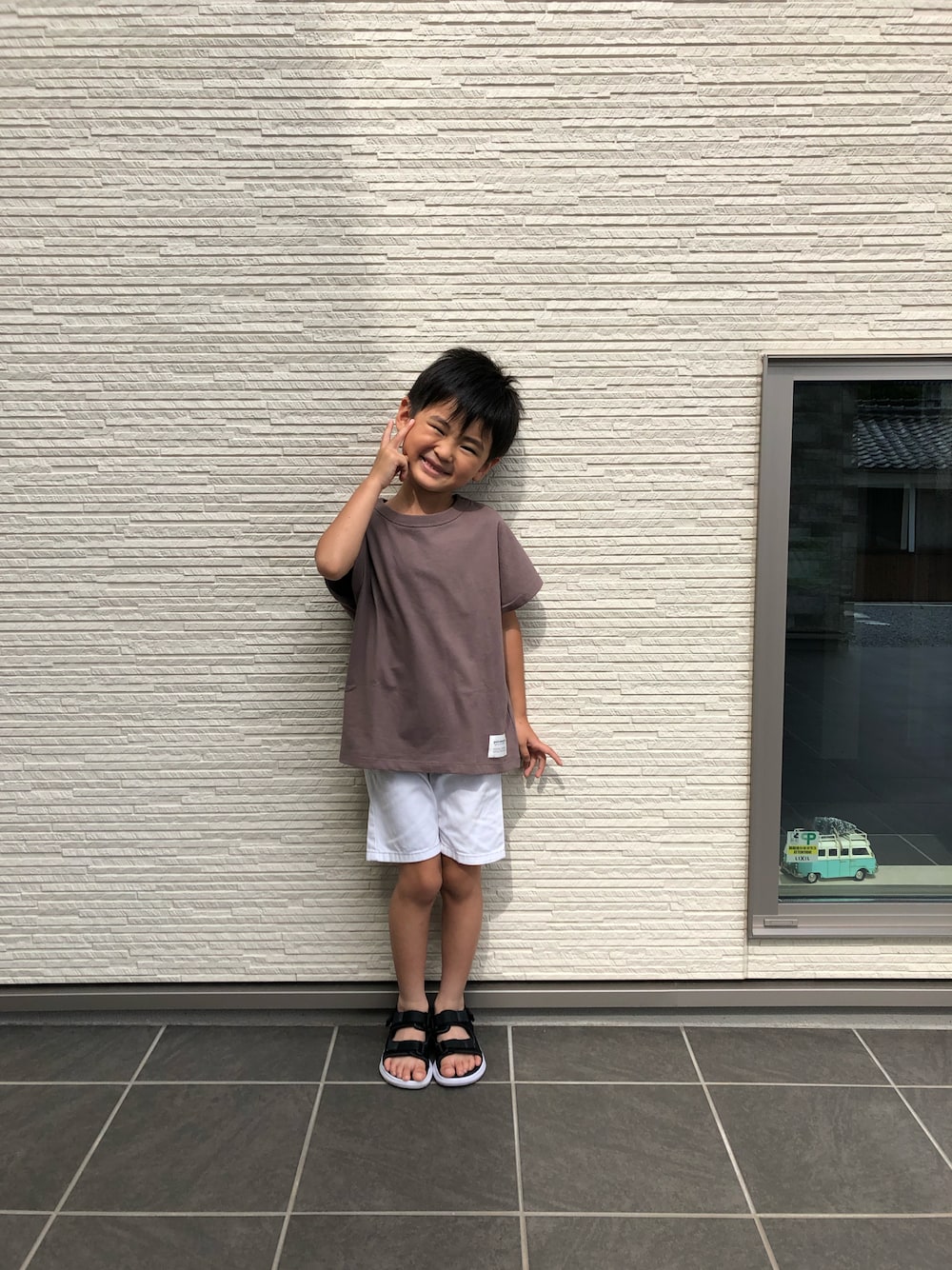 「夏コーデ、シンプルコーデ、キッズコーデ、プチプラ、おとこのこ、男の子、カジュアルコーデ」｜「pairmanonの【プレミアムコットン100%】ユニセックス ドルマンスリーブ シンプル 半袖 Tシャツ カットソー（Tシャツ/カットソー、ブラウン系）」を使った、みなむしこさん（キッズ・110cm）の夏コーディネートの1枚目の写真