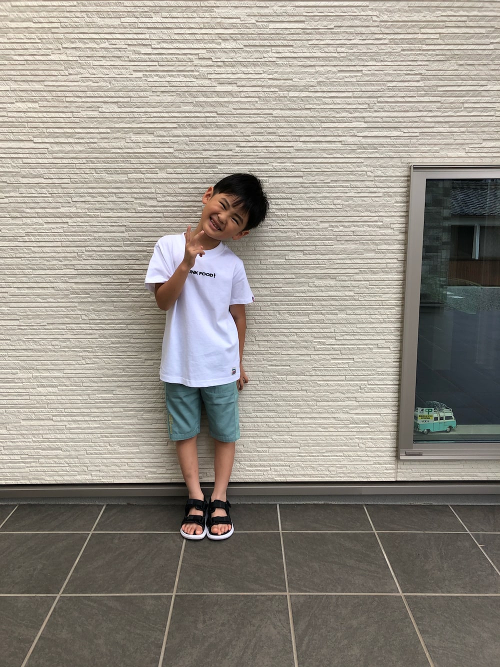 「夏コーデ、休日スタイル、スポーツサンダル、カジュアルコーデ、キッズファッション、おとこのこ、プチプラ、Tシャツ、サンダル、ショートパンツ」｜「JUNKSOULの【KID'S】USAコットン JUNKFOODプリントロゴ刺繍Tシャツ (M4)（Tシャツ/カットソー、ホワイト系）」を使った、みなむしこさん（キッズ・110cm）の夏コーディネートの1枚目の写真