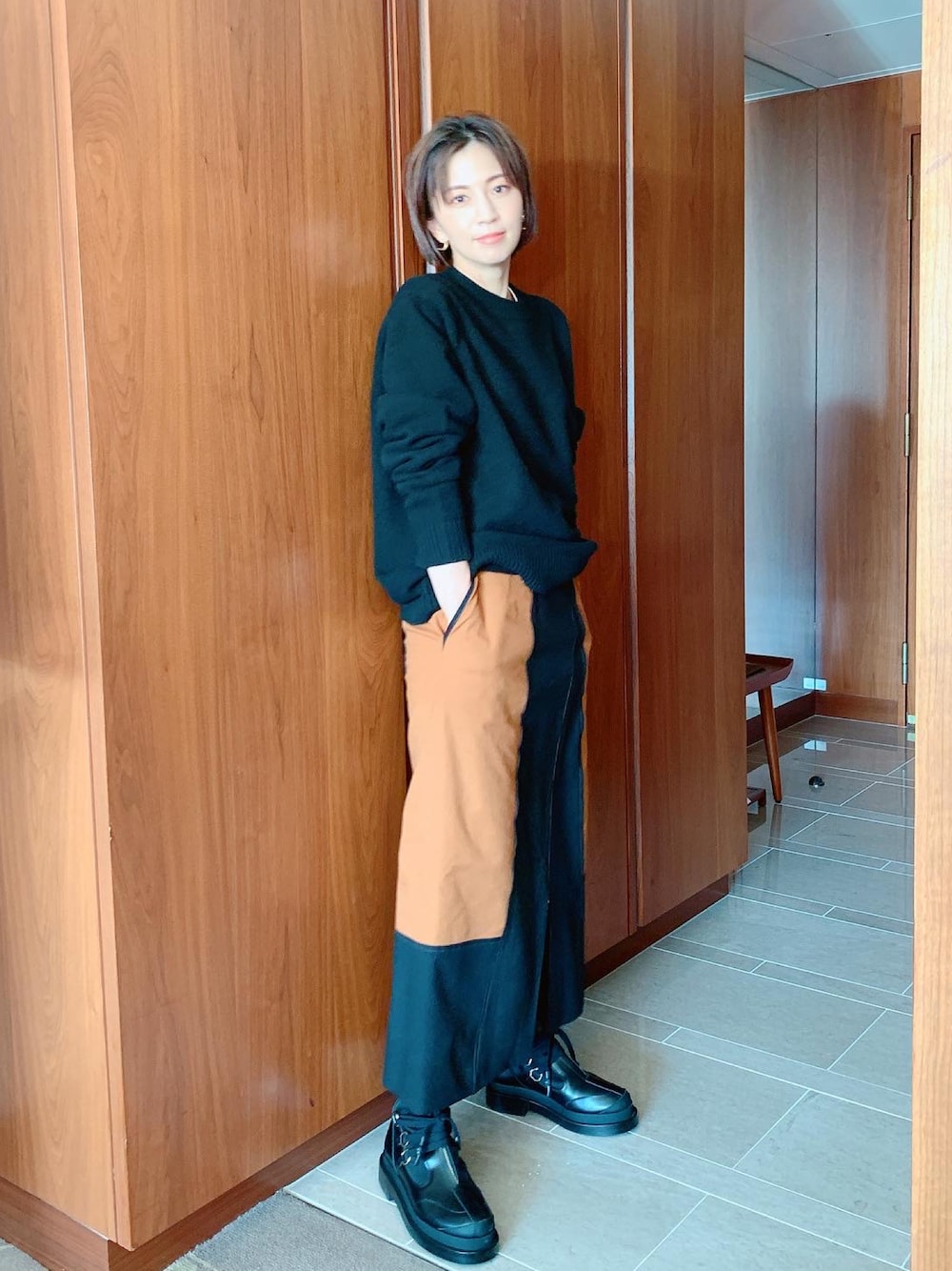 ブラック系のブーツを着用したレディースの冬コーディネートの1枚目の写真