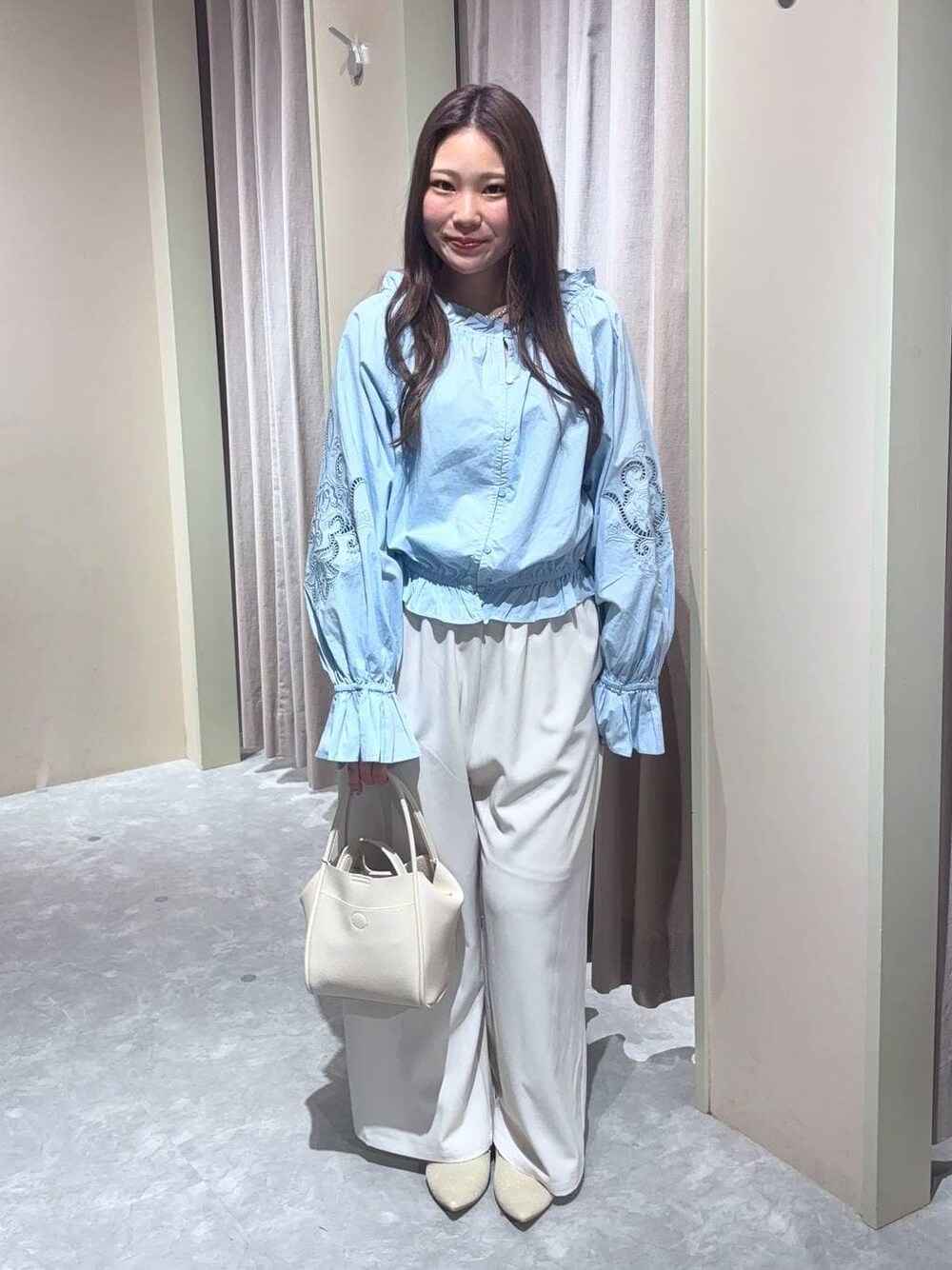 ホワイト系のその他パンツ、ホワイト系のショルダーバッグ、ホワイト系のパンプスを着用したレディースの春コーディネートの1枚目の写真