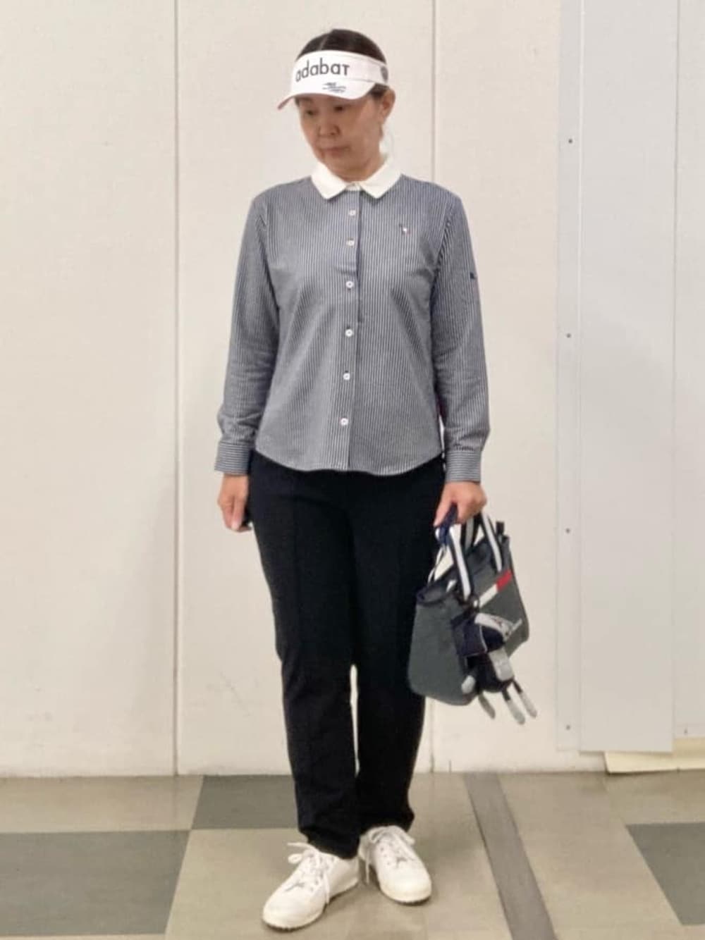 ブルー系のシャツ/ブラウス、ブルー系のその他パンツ、グレー系のトートバッグを着用したレディースの夏コーディネートの1枚目の写真
