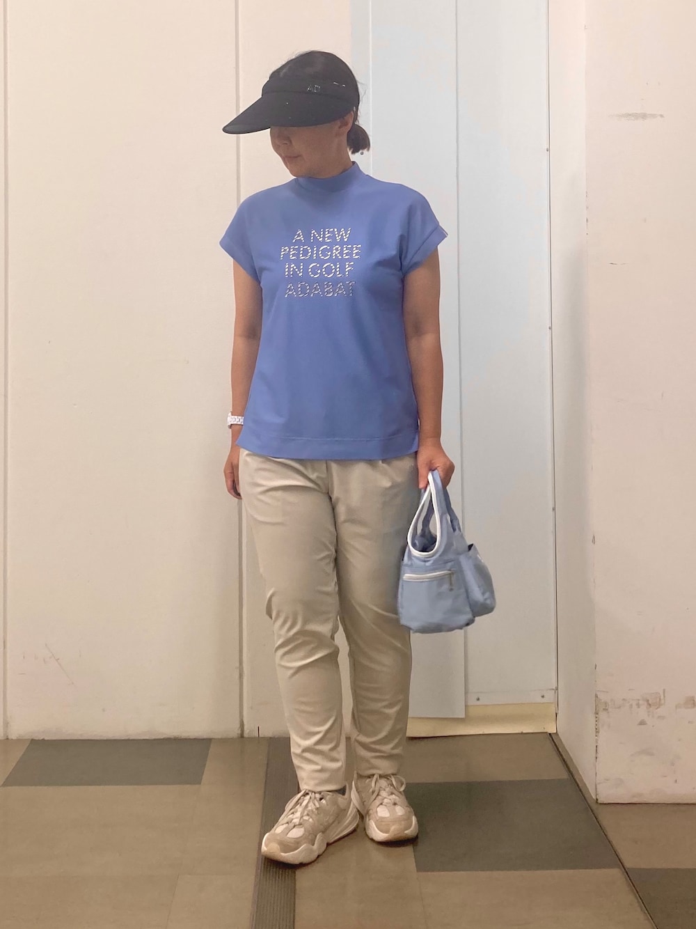 ブルー系のTシャツ/カットソー、ベージュ系のその他パンツ、ブルー系のショルダーバッグを着用したレディースの春コーディネートの1枚目の写真