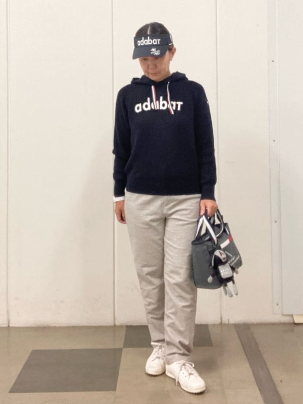ブルー系のニット/セーター、グレー系のその他パンツ、グレー系のトートバッグを着用したレディースの秋コーディネートの1枚目の写真