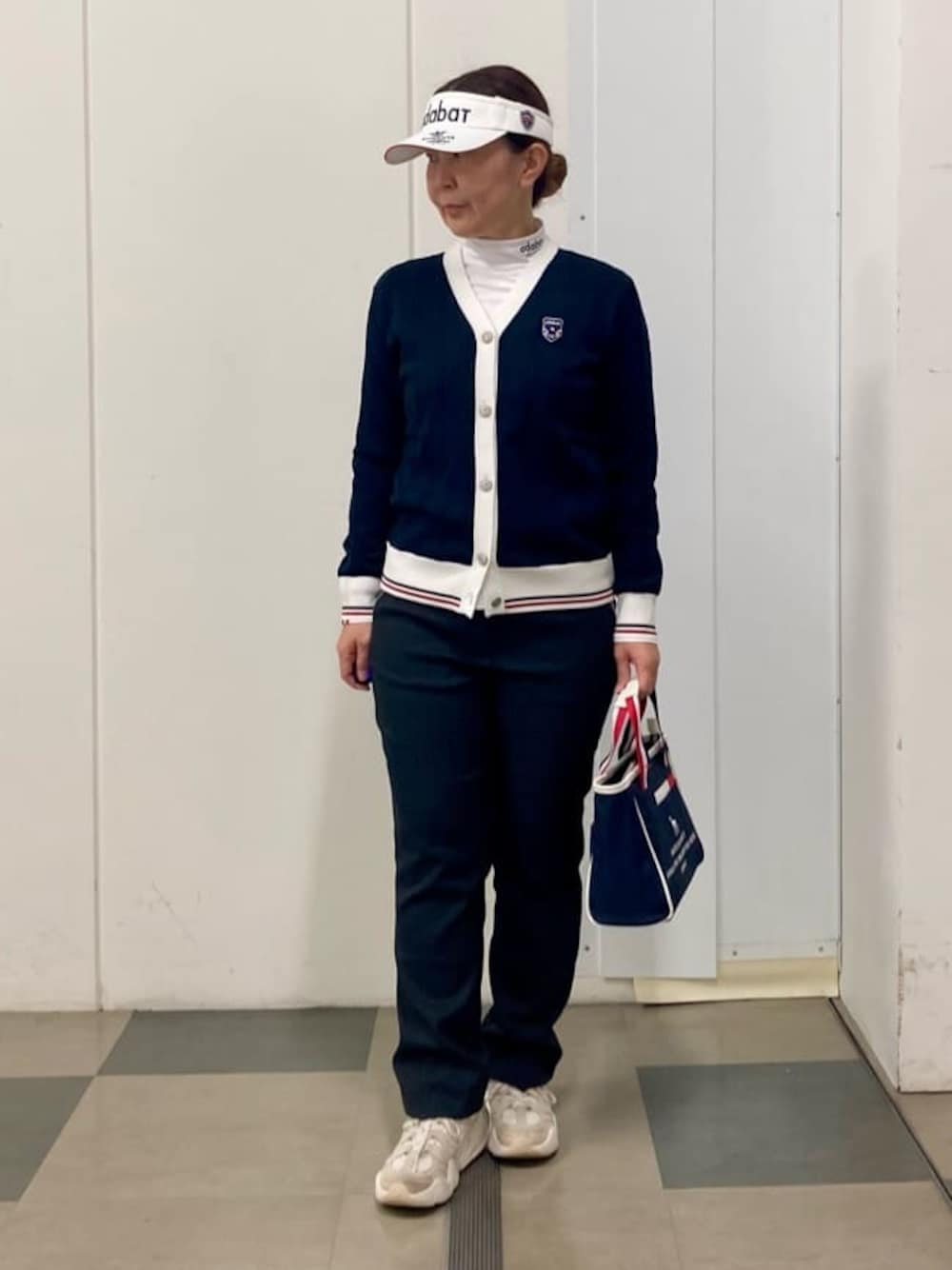 ブルー系のカーディガン/ボレロ、ホワイト系のTシャツ/カットソー、ブルー系のトートバッグを着用したレディースの冬コーディネートの1枚目の写真