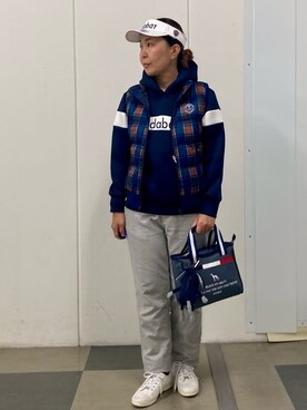 「adabat（アダバット）の【ADABAT NAVY】ブロッキングラインロゴフーディー（パーカー、ブルー系）」を使った、村田　恵さん（レディース・160cm）の秋コーディネート