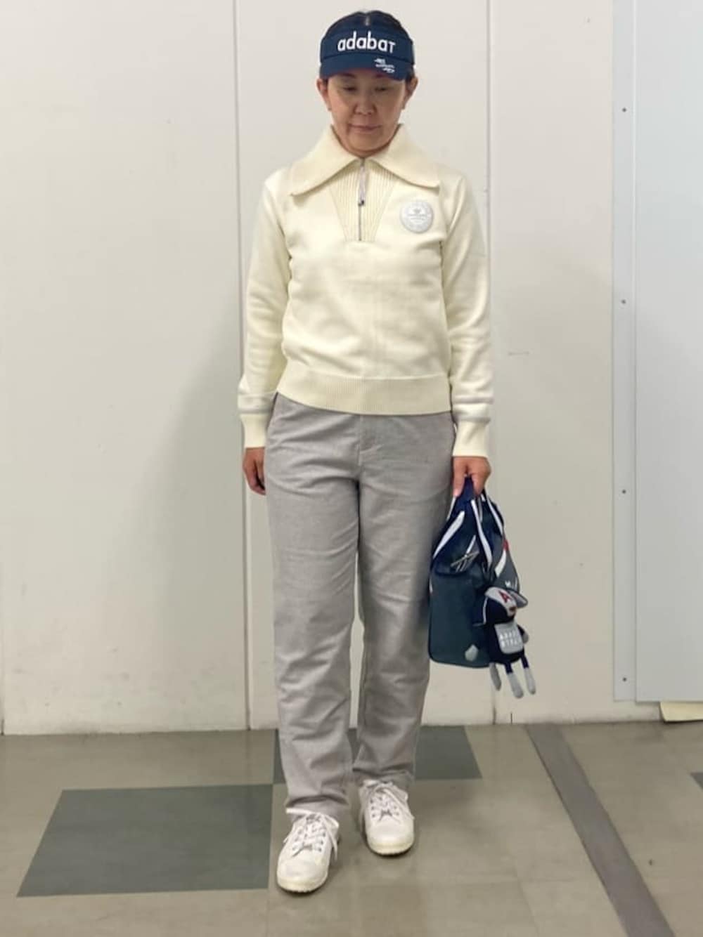 ホワイト系のニット/セーター、グレー系のその他パンツ、グレー系のトートバッグを着用したレディースの秋コーディネートの1枚目の写真