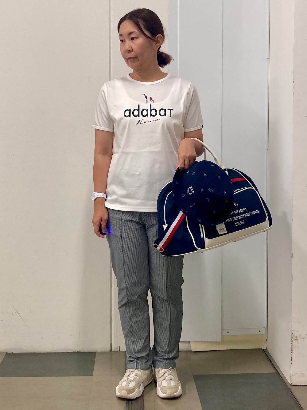ホワイト系のTシャツ/カットソー、ブラック系のその他パンツ、ブルー系のボストンバッグを着用したレディースの夏コーディネートの1枚目の写真