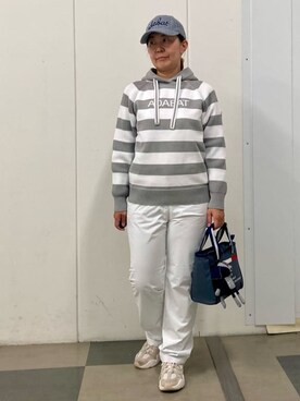 「adabat（アダバット）のボーダーニットパーカー（ニット/セーター、グレー系）」を使った、村田　恵さん（レディース・160cm）の秋コーディネート