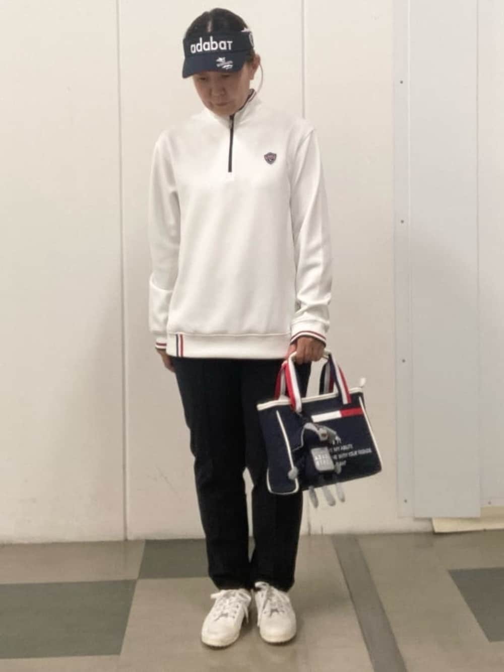 ブルー系のその他パンツ、グレー系のトートバッグ、ブルー系のサンバイザーを着用したレディースの秋コーディネートの1枚目の写真