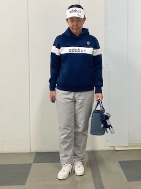 「adabat（アダバット）の【ADABAT NAVY】ブロッキングラインロゴフーディー（パーカー、ブルー系）」を使った、村田　恵さん（レディース・160cm）の秋コーディネート