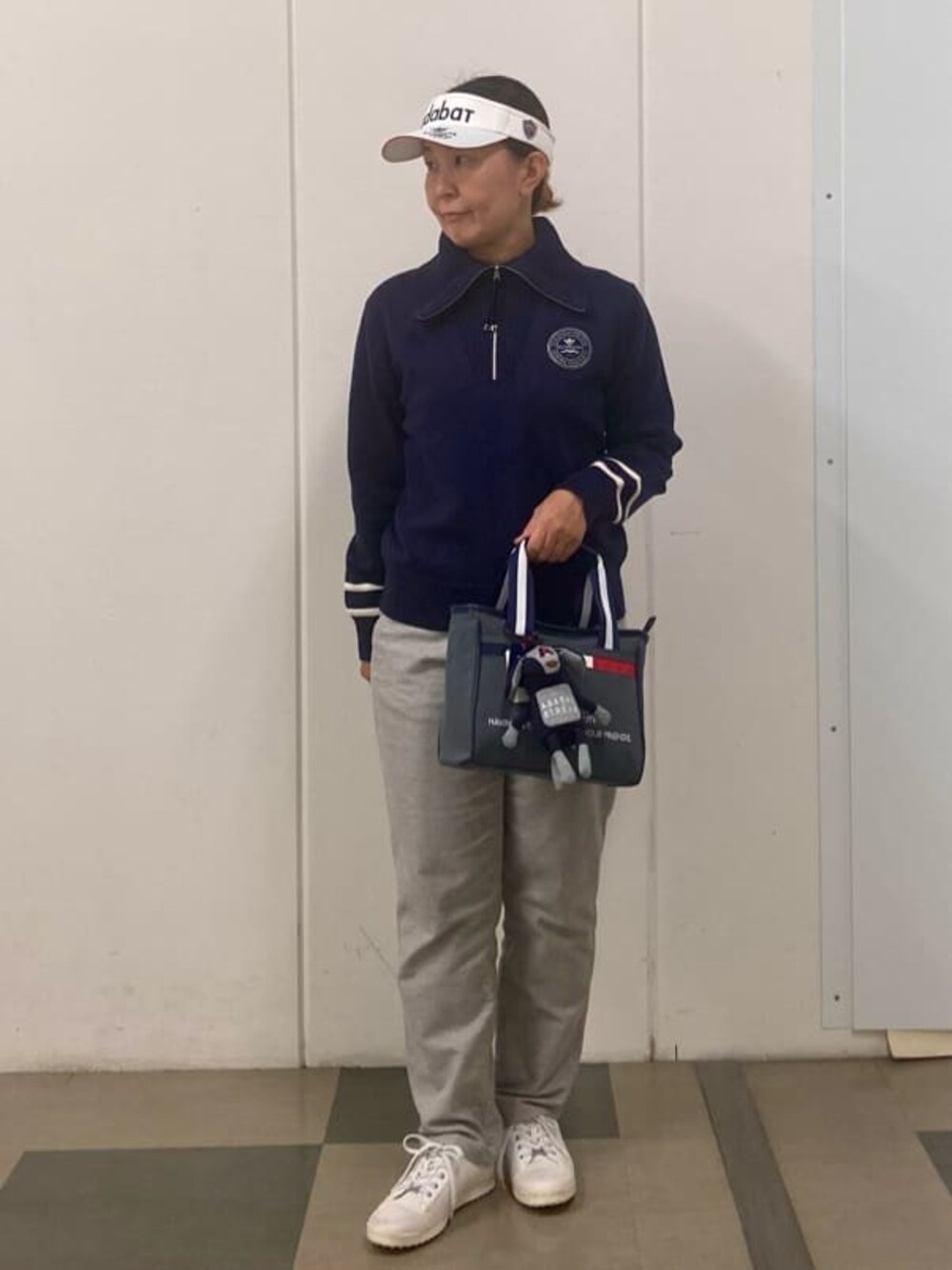 ブルー系のニット/セーター、グレー系のその他パンツ、グレー系のトートバッグを着用したレディースの秋コーディネートの1枚目の写真