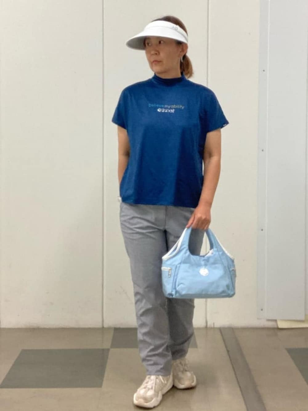 ブルー系のTシャツ/カットソー、ホワイト系のその他パンツ、ブルー系のショルダーバッグを着用したレディースの春コーディネートの1枚目の写真