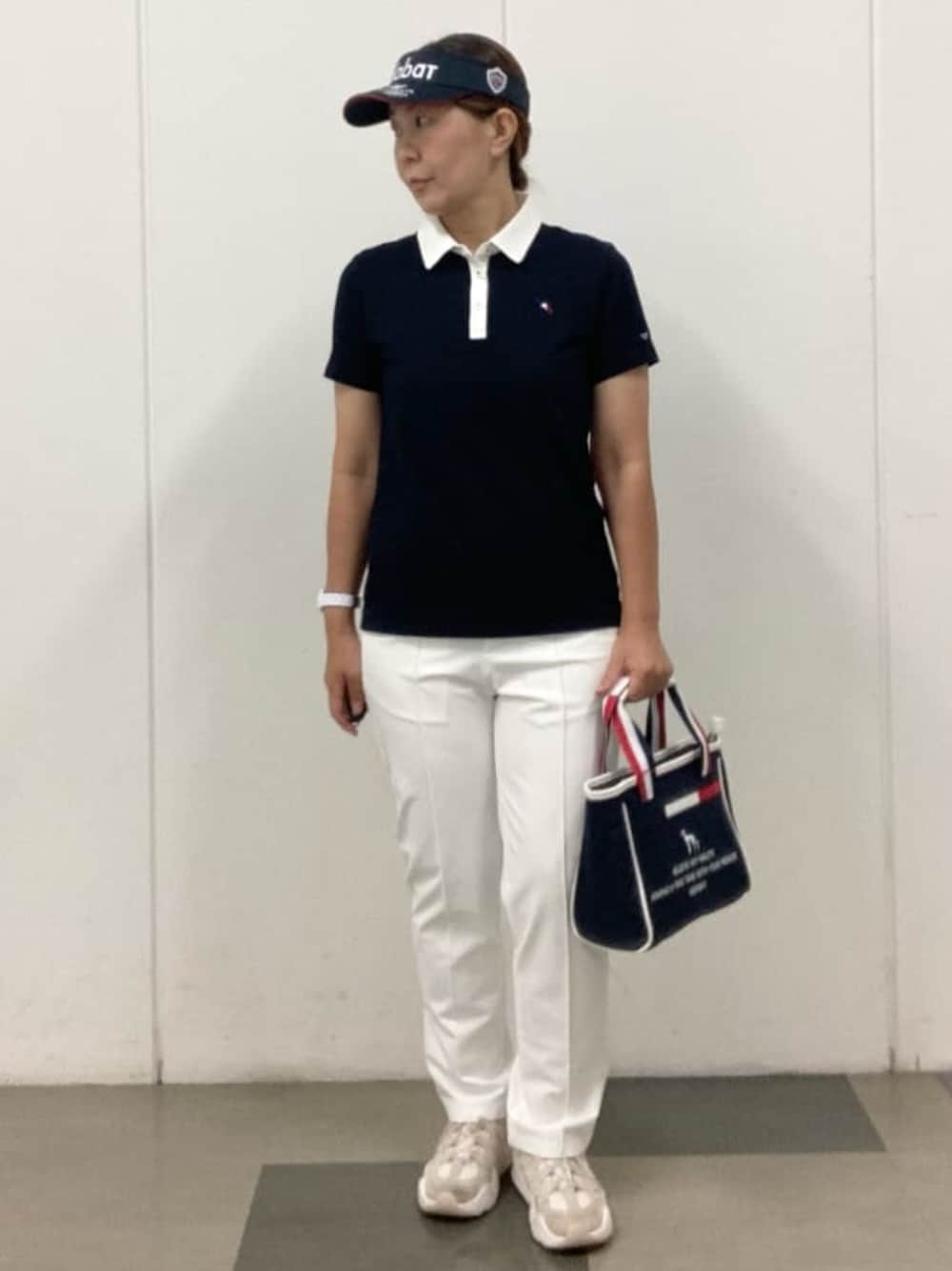 ブルー系のポロシャツ、ホワイト系のその他パンツ、ブルー系のトートバッグを着用したレディースの夏コーディネートの1枚目の写真