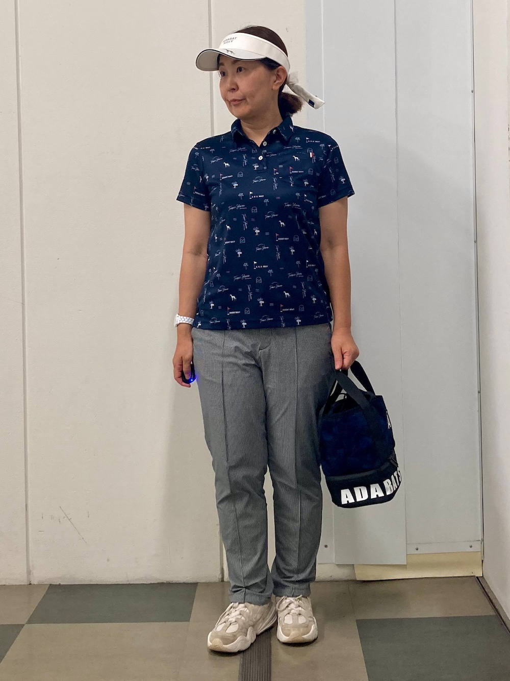 ブラック系のその他パンツ、ブルー系のトートバッグ、ブルー系のTシャツ/カットソーを着用したレディースの夏コーディネートの1枚目の写真